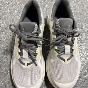 On Running Women’s Cloudrunner 2 size 8.5